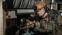 Ein Soldat, von vorn gezeigt, zielt mit seinem Sturmgewehr.