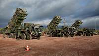 Flugabwehrraketensystem Patriot Fahrzeuge vom Typ Launcher (mobile Startstationen) des Flugabwehrraketensystems Patriot stehen auf der Abstellfläche