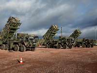 Flugabwehrraketensystem Patriot Fahrzeuge vom Typ Launcher (mobile Startstationen) des Flugabwehrraketensystems Patriot stehen auf der Abstellfläche