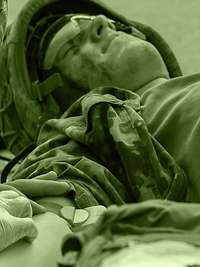 The mission of the Army Medical Service, like the mission of the Bundeswehr Medical Service, is to save the lives of military personnel and restore their health. A medical orderly applies an intravenous catheter to the arm of an injured fellow soldier lying on the ground.