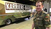 Ein stolzer Major Markus Beckmann vor dem KarriereTruck