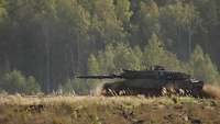 Ein Kampfpanzer bewegt sich im offenen Gelände