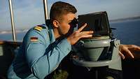 Ein Soldat überprüft den Kurs des Einsatzgruppenversorgers 
