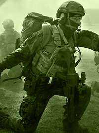 The mission of the Army special operations forces includes the rescue and liberation of German nationals abroad, for which they are specially equipped and trained. Five soldiers crouch in an open space. One soldier throws a smoke pot while four others secure the surroundings.