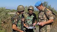 Ein deutscher Soldat bei der Ausbildung von libanesischen Kadetten