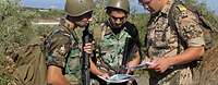 Ein deutscher Soldat bei der Ausbildung von libanesischen Kadetten
