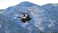 Der mittlere Transporthubschrauber CH-53 im Anflug. Im Hintergrund das Hochgebirge