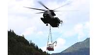 Ein Bagger wird von der CH-53 durch die Luft geflogen