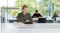 Universität der Bundeswehr München Eine Soldatin macht sich Notizen auf einem Tablet-PC