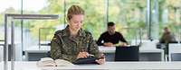 Universität der Bundeswehr München Eine Soldatin macht sich Notizen auf einem Tablet-PC