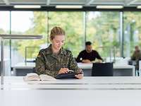 Universität der Bundeswehr München Eine Soldatin macht sich Notizen auf einem Tablet-PC