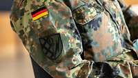 Ein Wappen auf einer Uniform