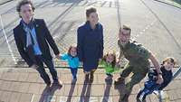 Schulleiter Friedrich und Familie Rubel vor der AFNORTH