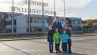 Major Sven Rubel mit seiner Familie vor der „International School AFNORTH“