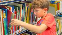 Tristan Rubel der Bücherwurm. In der schuleigenen Bibliothek hält er sich gerne auf.