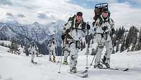 Soldaten auf Skiern im verschneiten Gebirge
