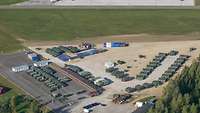 Feldlager Eine Luftbildaufnahme des fertigen Feldlagers