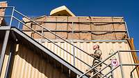 Ein Soldat steigt Treppen hinauf