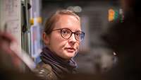 Hauptmann Petzold im Interview im Kampfführungsstand.