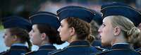 Vier Frauen stehen angetreten in einer Formation Vier Frauen stehen angetreten in einer Formation