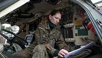 Anja W. beim Routinecheck im Transportpanzer Fuchs