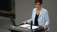 Kramp-Karrenbauer spricht am Rednerpult im Bundestag