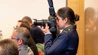 Die Soldatin Mohit fotografiert. 