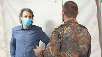 Dozent und Leiter unterhalten sich
