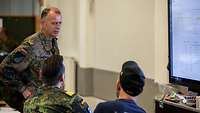 Soldaten sprechen mit zivilen Mitarbeitern