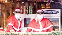 Zwei Soldaten als Weihnachtsmann verkleidet