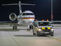 Global 6000 auf BER Das Flugzeug Global 6000 wird von einem "Follow-Me"-Auto über den BER gezogen.