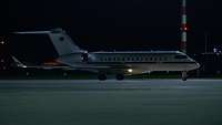Landung Global 6000 Es ist nachts auf dem BER. Die Global 6000 mit dem Parlamentarischen Staatssekretär Thomas Silberhorn ist gelandet.