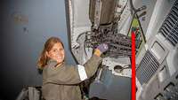 Hauptfeldwebel Andrea J. arbeitet unter dem Eurofighter am „Outer Conveyor“: Hier wird die Munition der Bordkanone zugeführt.