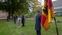 Soldaten stehen mit Abstand auf einer Wiese. Das Kommando über die USLw wird an Oberst Thomas Berger übergeben.