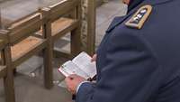 Soldat mit Gebetbuch
