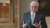 Steinmeier spricht am Mikrofon im Schloss Bellevue