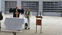 Militärdekan Prosche und Militärpfarrer im Nebenamt Robert Stratmann beim Standortgottesdienst