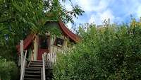 Ein Baumhaus hinter Bäumen