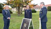 Oberstabsfeldwebel Weimer im Gespräch mit Generalmajor Ohl und Oberstabsfeldwebel Haas