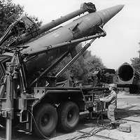 Schwarz-Weiß-Aufnahme: Soldat am Waffensystem vom Typ Pershing