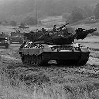 Scharz-Weiß-Aufnahme: Kampfpanzer vom Typ Leopard 1 fahren im Gelände