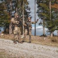 Zwei Soldaten stehen auf einer Straße und besichtigen die Umgebung.