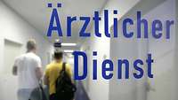 Junge Männer auf dem Flur des ärztlichen Dienstes