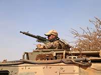 Objektschützer patrouillieren in Mali Ein Soldat schaut aus einer Dachluke eines gepanzerten Fahrzeugs.