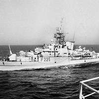 Schwarz-Weiß-Aufnahme: Ein Schiff vom Typ Fregatte Braunschweig in See