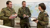 Die Soldatin im Gespräch mit ihrem Team