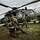 Soldaten tragen einen Verwundeten zu einem Hubschrauber NH-90.