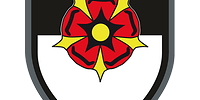 Das Wappen zeigt eine rot-golden-schwarze Rose auf waagerecht geteiltem schwarz-silbernem Grund.