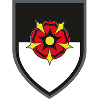 Das Wappen zeigt eine rot-golden-schwarze Rose auf waagerecht geteiltem schwarz-silbernem Grund.