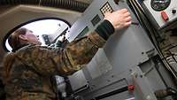 Die Soldaten beim Ausfahren der Radarantenne.